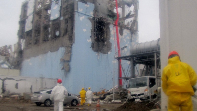 Fukušima, zničený reaktor, technici vonku